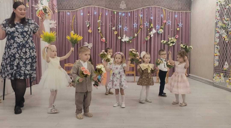Весенний праздник у малышей из группы "Матрешка" Весенний праздник у малышей из группы "Матрешка".
